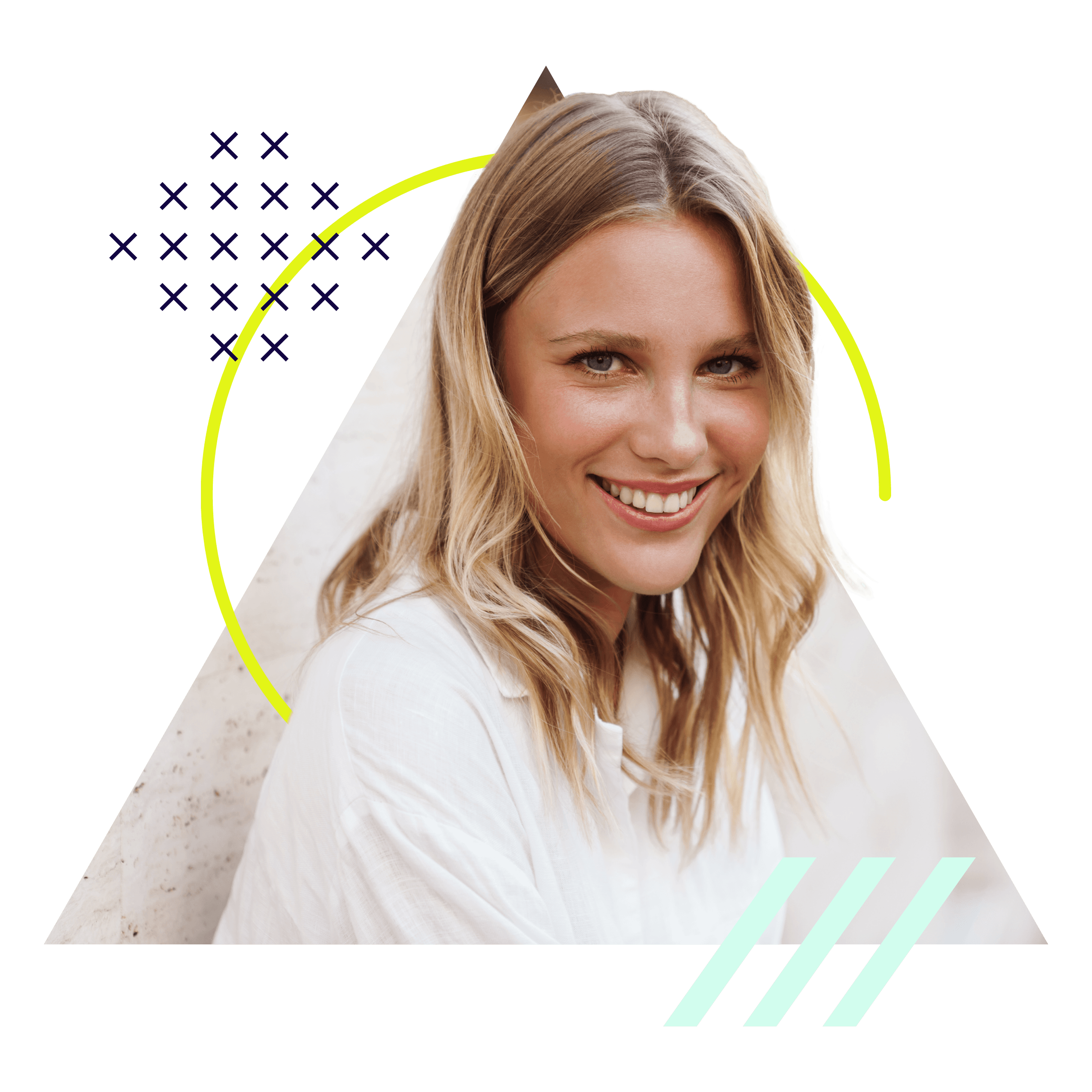 Junge Frau mit blonden Haaren lächelt in die Kamera.