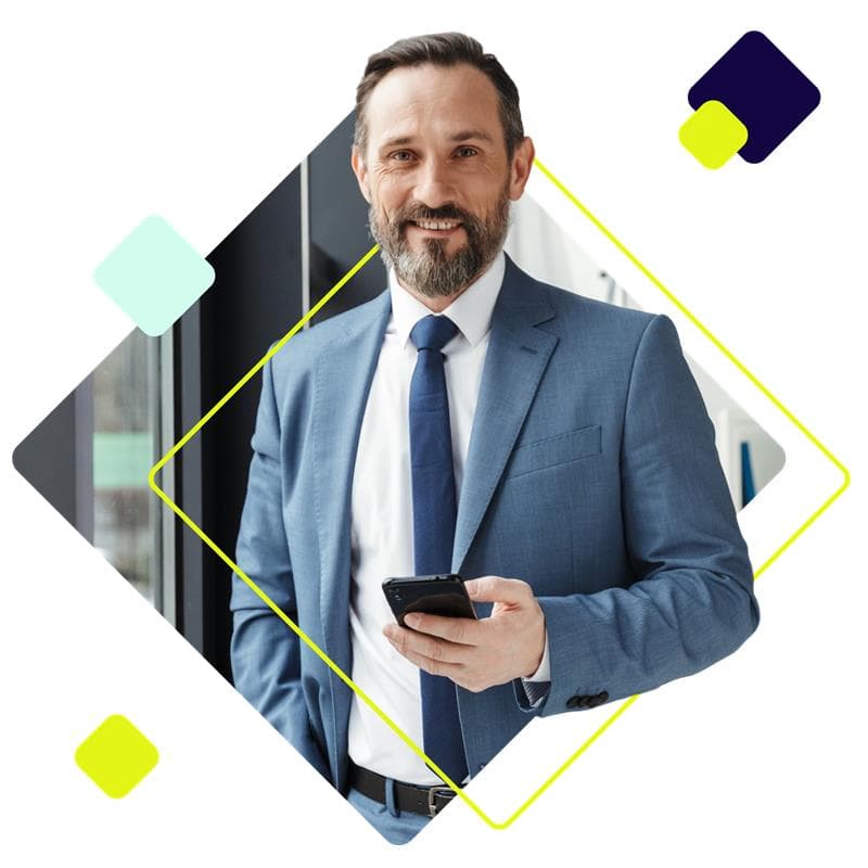 Lächelnder Mann im Businesslook und Handy in der Hand