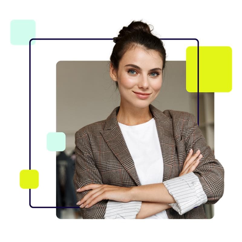 Junge Dame mit hochgesteckten dunklen Haaren, lächelt mit Blick in die Kamera